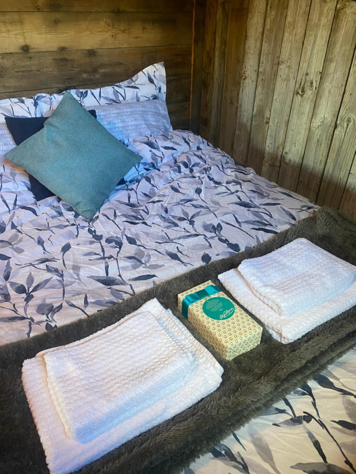 Swallowfield Glamping-Station Master Йовіл Екстер'єр фото